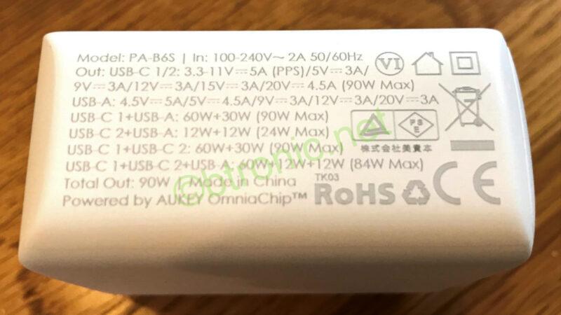 AUKEY Omnia Mix3 PA-B6Sの底面に印刷されている入出力仕様。