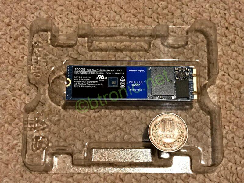 WD Blue SN500 NVMe近影。10円玉とサイズ比較。