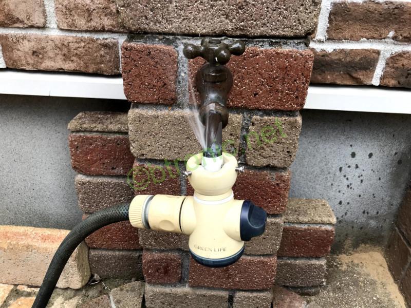 交換前の水栓。水漏れあり。