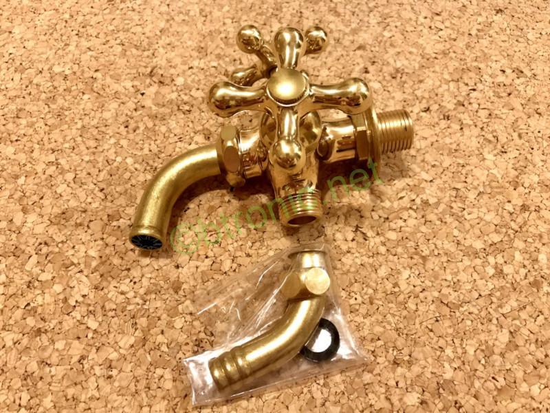 カクダイ 万能ホーム双口水栓 レトロ 704-104-13。本体と付属のパイプ。