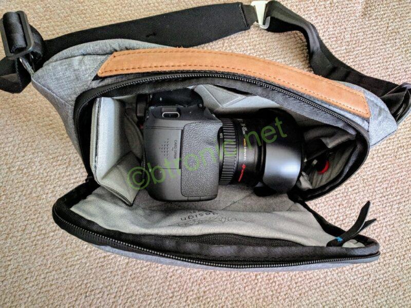 Peak Design Everyday Sling 5LにEOS 6D。仕切りありのままならレンズフードを逆さにすると収納可能。