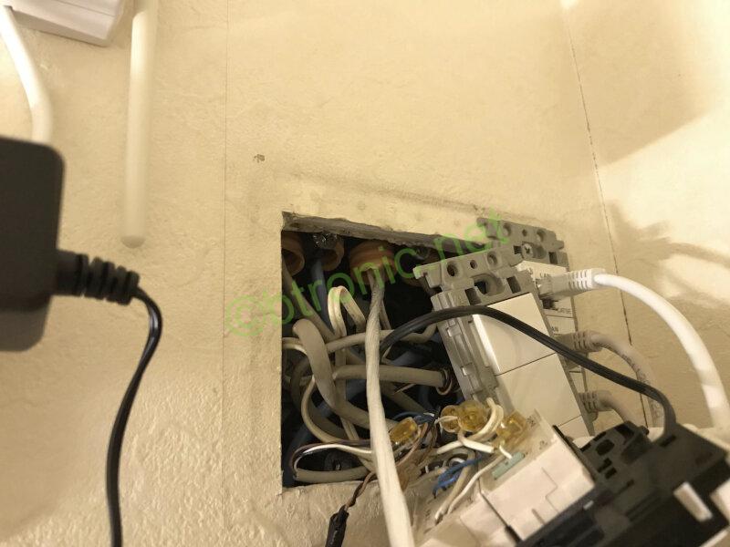 2Fクローゼット内のCD管にビニール紐の呼び線を入れているところ