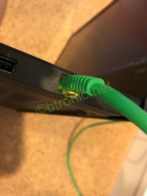 LANケーブルの疎通確認。ノートPCのポートのランプ点灯。