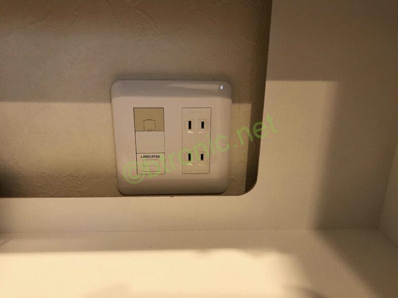 Cat6Aの敷設完了時のコンセントの状態(1Fダイニング電話台下)