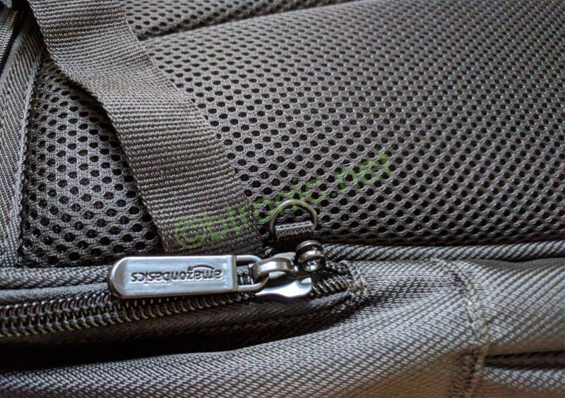 Amazonベーシック リュック キャリーオントラベルバックパックのロック用ループ