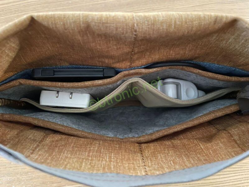 NovaPort SLIM 65Wのスリム振り。ポーチの中のポケットがもっこりしない薄さ。